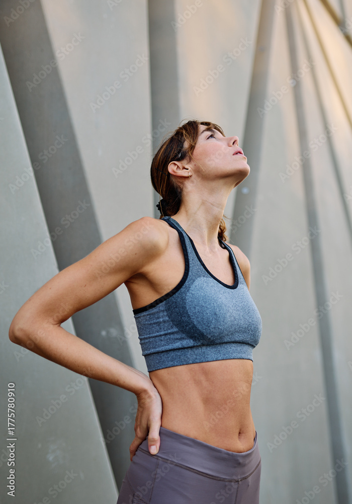Naklejka premium Portrait opf a young woman prepering to exercise in sportwear posing for a portrait lookin at camera