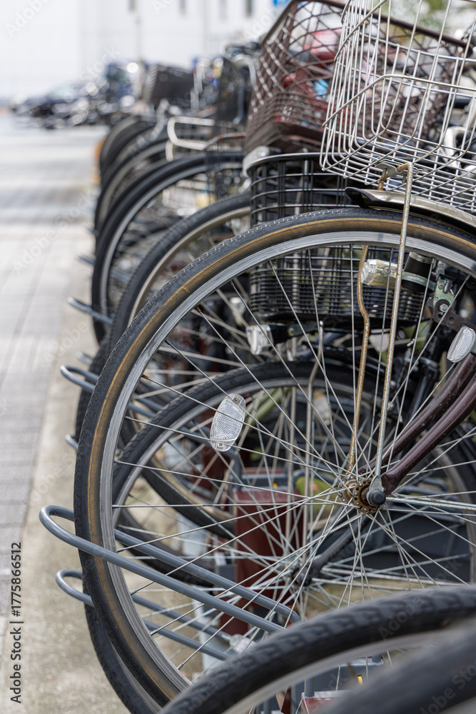 Obraz premium 駅前の駐輪場に置かれた自転車