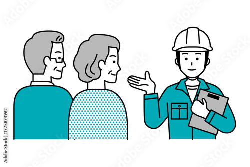 年配の夫婦に提案する作業員の男性