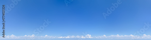 澄んだ青空と白い雲の水平パノラマ背景素材