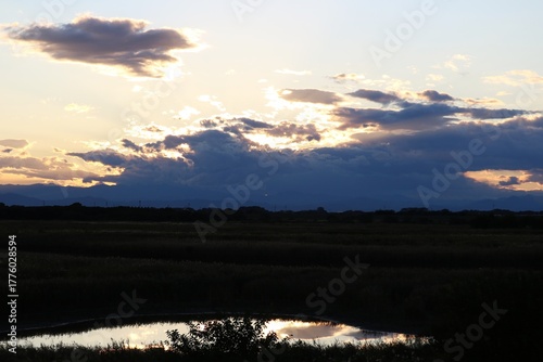 水に映る夕日　秋の渡良瀬