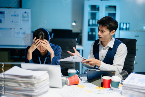 Foto Asian manager scolding employee under stress, workplace conflict and frustration in modern office showing tension and miscommunication