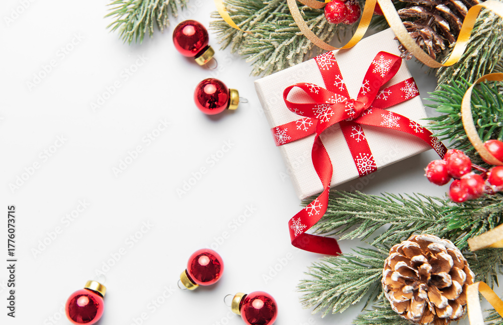 Naklejka premium Christmas giftbox with pine branches and ornaments