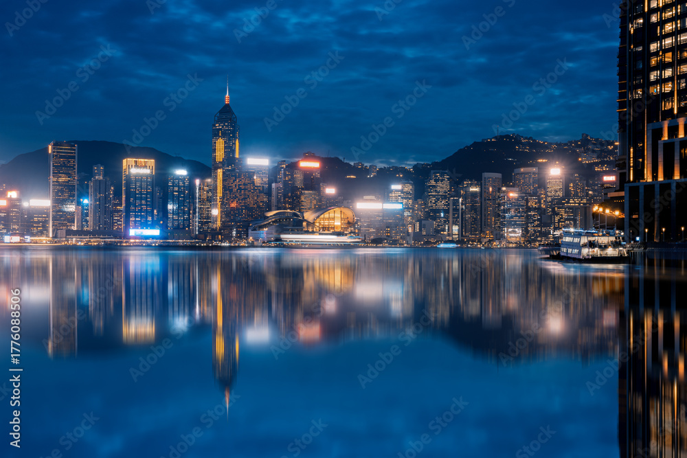 Obraz premium Panoramic view of Victoria Harbor and Hong Kong city view at night