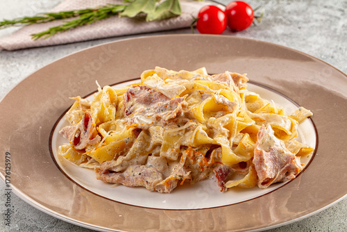 Foto Italian pasta fettuccine with prosciutto