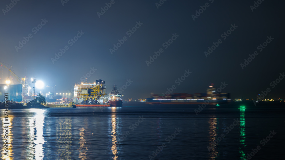 Fotografie nighttime maritime scene showing activity