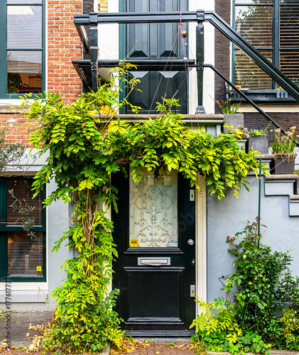 Architektur mit Stadthäusern, vielfältigen Fassaden  und kleinen Hauseingängen entlang der Grachten in Amsterdam, Niederlande
