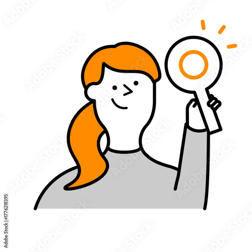 丸マークの札を出す女性