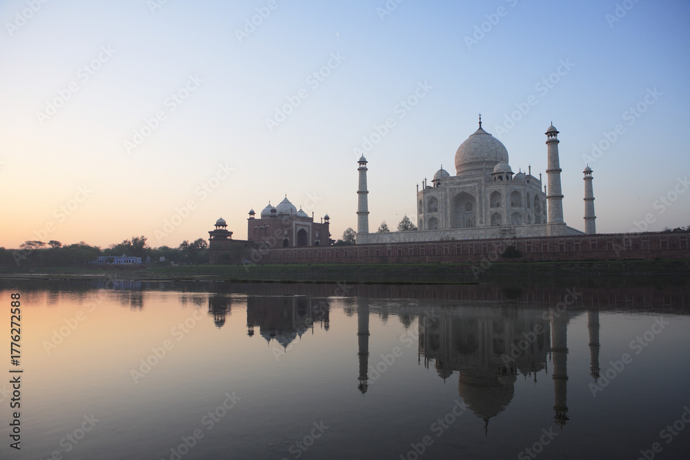Fototapeta premium taj mahal at dusk