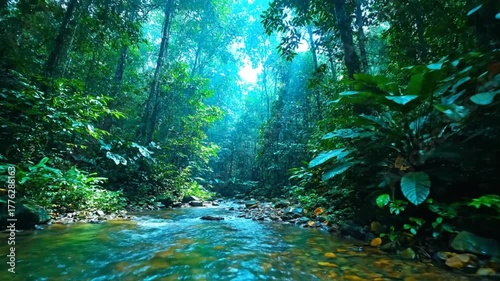 熱帯雨林の活気に満ちた背景：ターコイズと流れる水、爽快なループ映像