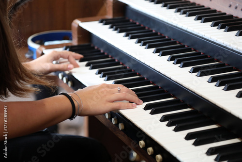 mani che suonano pianoforte organo