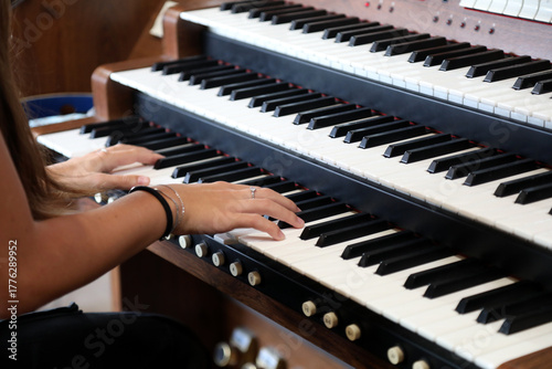 tasti del pianoforte con mani di ragazza
