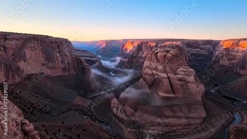 朝焼けのピンクが映える砂岩の峡谷、霧が立ち込める静寂な絶景