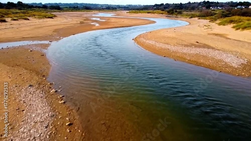 蛇行する川、柔らかな砂浜、モカブラウンのアクセントが光る貝殻とロマンチックな風景