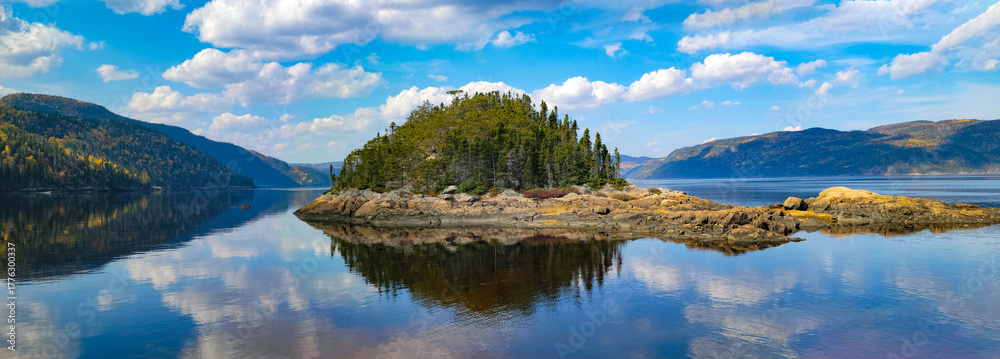 Fototapeta premium Petit-Saguenay / Fjord-du-Saguenay au Québec, Canada