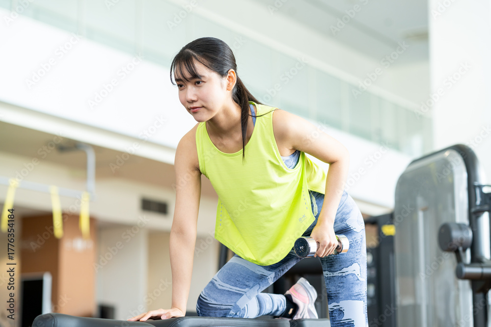 Obraz premium ジムでトレーニングする若い女性 撮影協力：スポーツクラブ&サウナスパ ルネサンス 幕張24
