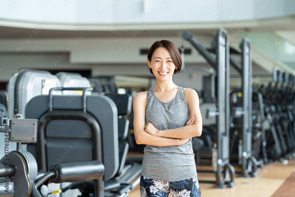 Obraz premium ジムでトレーニングするミドルの女性 撮影協力：スポーツクラブ&サウナスパ ルネサンス 幕張24