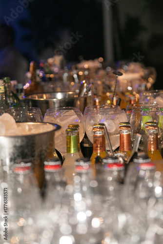 barman, barwoman, alcohol, fiesta, servir, atención, bebida, diversión, noche, beber, bar, mano, cerveza, champaña, restaurante, liquida, participación, brindis, boda, celebraciones, cocktail