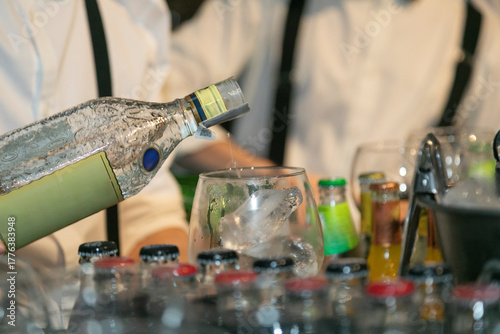 barman, barwoman, alcohol, fiesta, servir, atención, bebida, diversión, noche, beber, bar, mano, cerveza, champaña, restaurante, liquida, participación, brindis, boda, celebraciones, cocktail