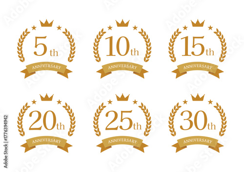 金色の周年記念ロゴセット（5周年・10周年・15周年・20周年・25周年・30周年）／王冠と月桂樹リース・リボン付きのアニバーサリーマーク・高級感のあるゴールドデザイン・会社創立記念やイベント周年記念に使えるエンブレム素材