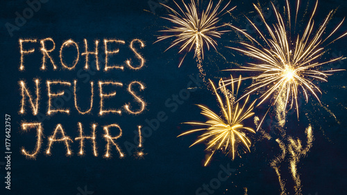 Frohes neues Jahr Grußkarte, Silvester Karte mit deutschem Text - Rahmen aus goldenem Feuerwerk, isoliert auf blauem Hintergrund