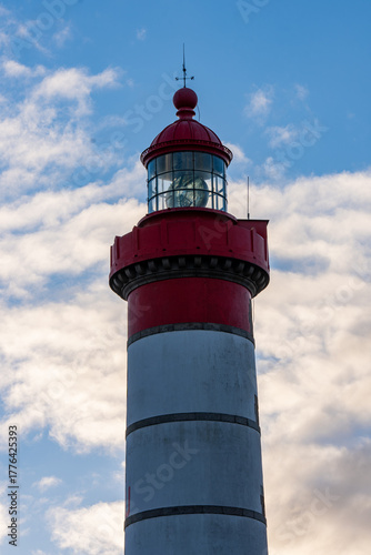 Phare majestueux surplombant la mer, guidant les navires et symbolisant sécurité et orientation maritime.