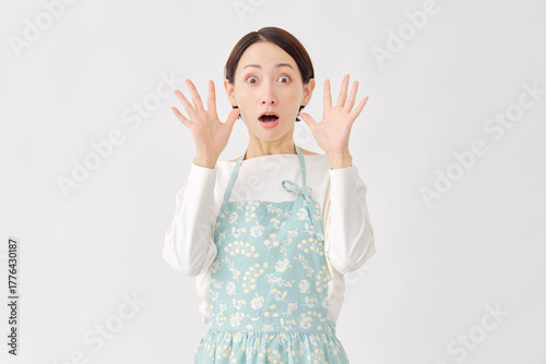驚くエプロンを着た女性　白背景