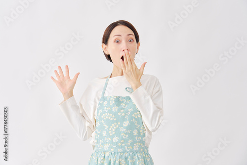 驚くエプロンを着た女性　白背景