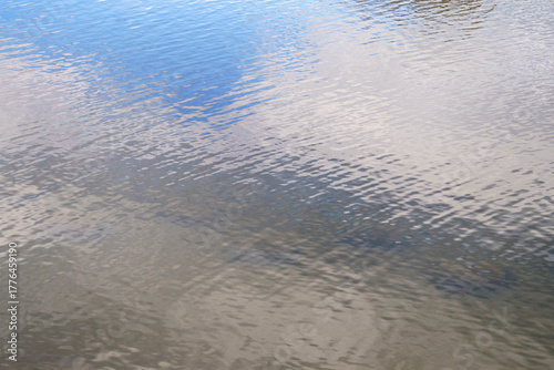 小刻みに反射する水面