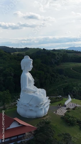 Imagem aérea da estátua do Buda gigante na cidade de Ibiraçu. localizada no Mosteiro Zen Morro da Vargem, em Ibiraçu próximo a região metropolitana de Vitória, as margens da br101.