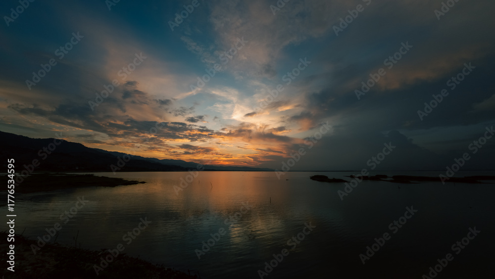 Obraz premium Scenic View of Lake Against Cloudy Sky at Sunset
