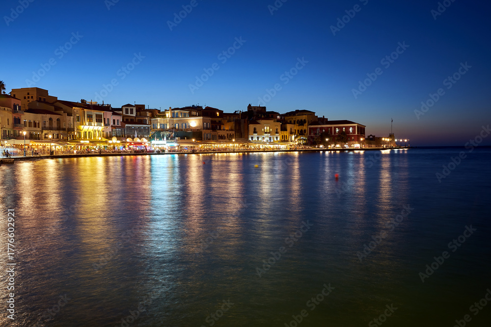 Obraz premium Tavernas and houses in the harbor of Chania on the island of Crete at night