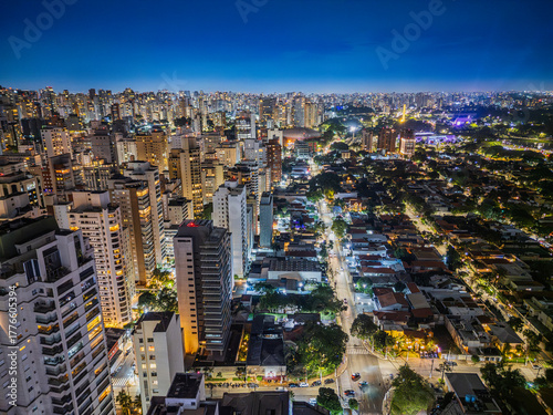 Fotografia noturna aérea dramática da região dos Jardins e Itaim Bibi em São Paulo, Capital. Brasil 2025.