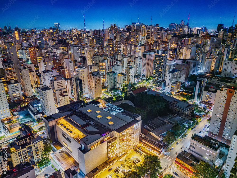 Fototapeta premium Fotografia noturna aérea dramática da região dos Jardins e Itaim Bibi em São Paulo, Capital. Brasil 2025.