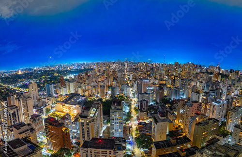 Fotografia noturna aérea dramática da região dos Jardins e Itaim Bibi em São Paulo, Capital. Brasil 2025.