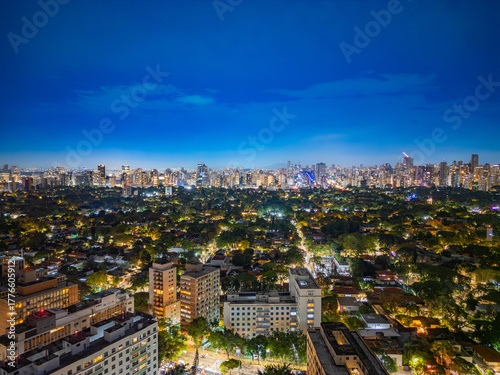 Fotografia noturna aérea dramática da região dos Jardins e Itaim Bibi em São Paulo, Capital. Brasil 2025.