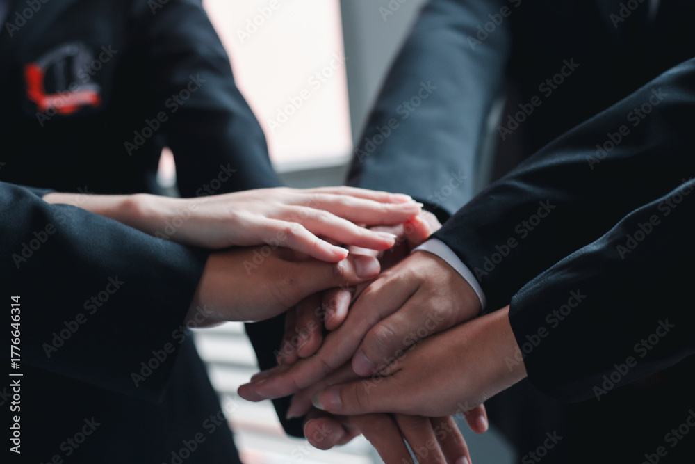 Obraz premium Concept, meeting, team applauds for success and presentation in the conference room, support, teamwork, many people join together to applaud and agree to the business meeting.
