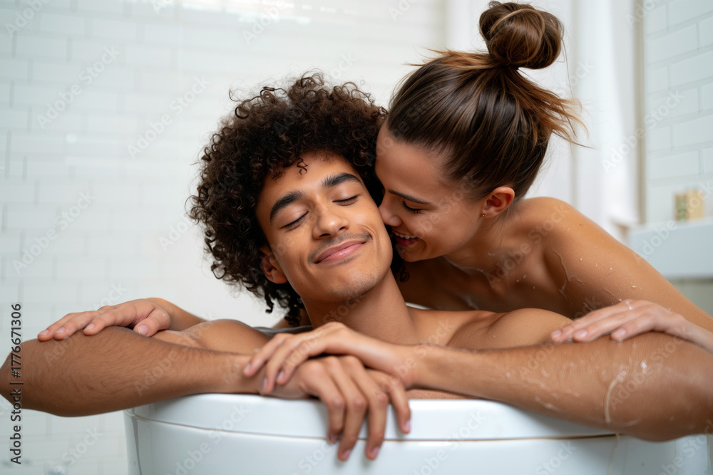 Obraz premium A young couple enjoys a intimate moment in a modern bathtub, sharing smiles and laughter in a soothing atmosphere filled with warmth. Generative AI.