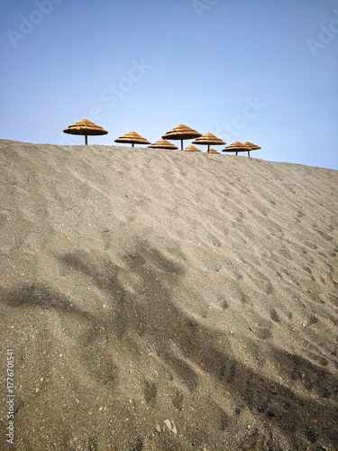 Sombrillas en la arena de la playa 