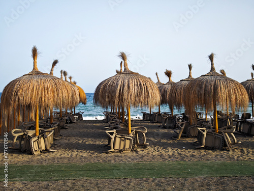 Sombrillas en la arena de la playa