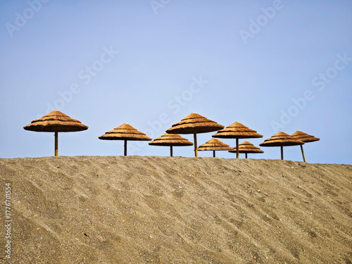 Sombrillas en la arena de la playa 