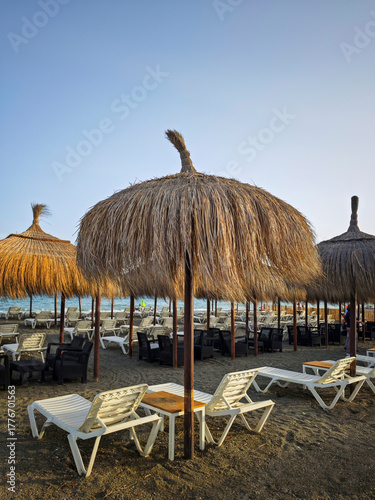 Sombrillas en la arena de la playa