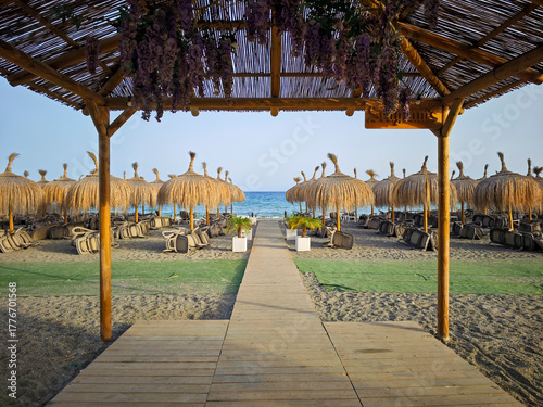 Sombrillas en la arena de la playa