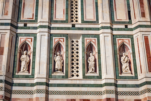 the facade of the cathedral of santa maria del fiore in florence
