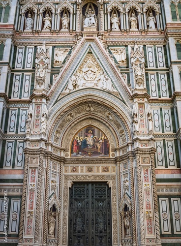 Foto the facade of the cathedral of santa maria del fiore in florence