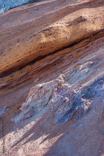 Strukturen von alten Lavaschichten mit Sandschichten in warmen Erdfarben aus dem Meer