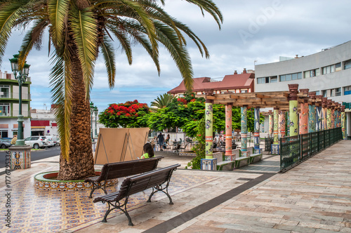 Schöne bunt bemalte Säulen als Überdachung auf einem kleinen Innenstadtplatz