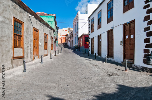Strassenszene mit einer farbenfrohen Häuserzeile in der Innenstadt