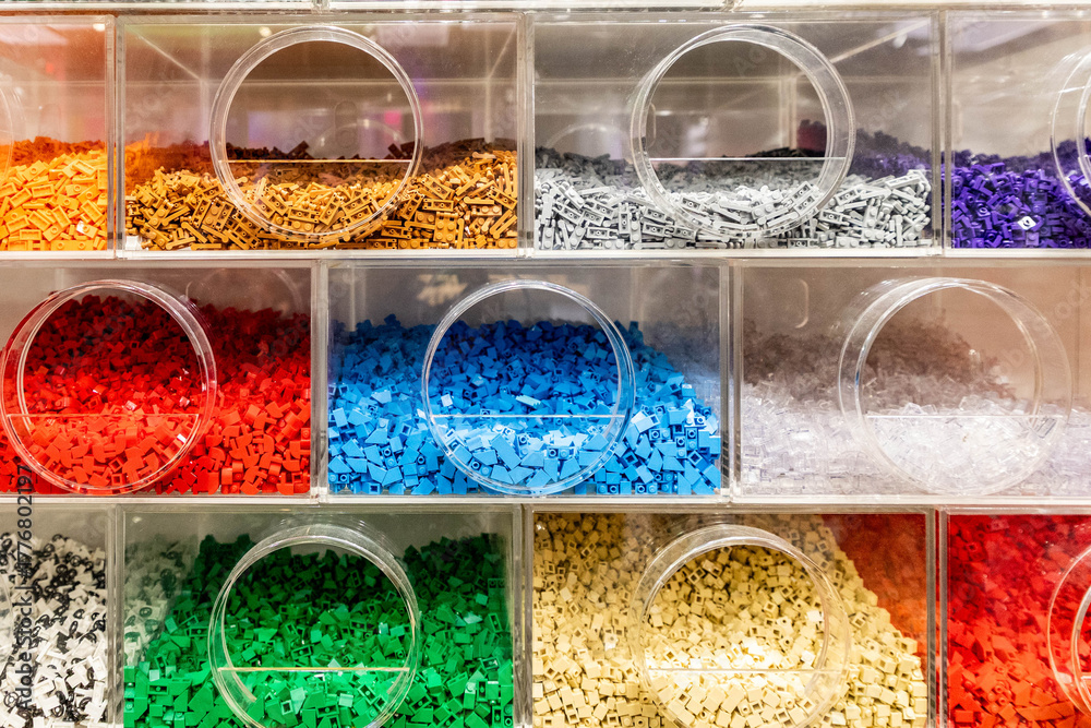 Naklejka premium London, UK: Boxes voll von Lego Steinen im Lego Store in London