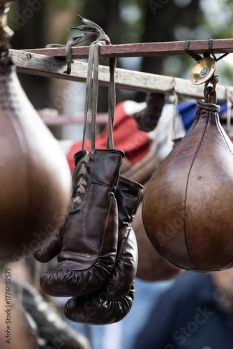 altes Box Equipment aus Leder, Boxhandschuhe und Boxsack